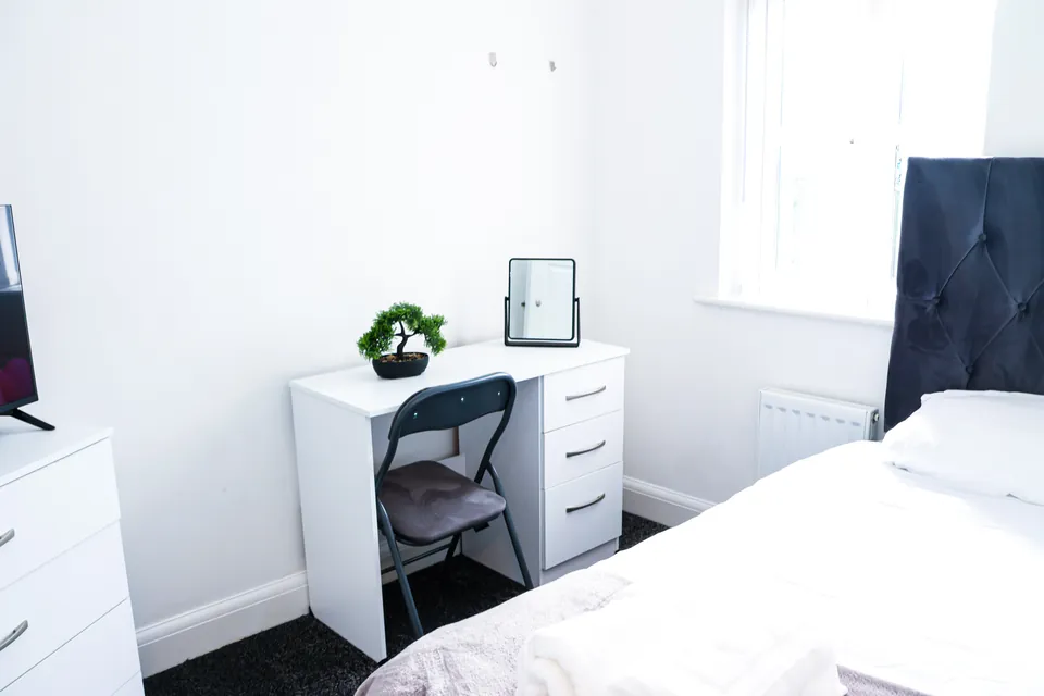 Desk and chair in a bedroom at Humber Hub