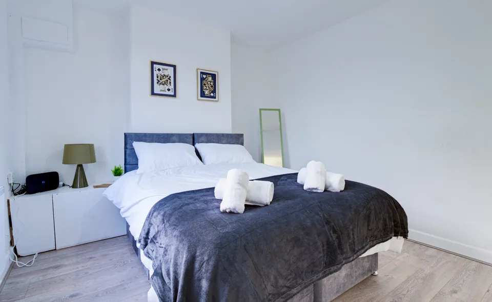 Double bedroom with a side cabinet and a table lamp