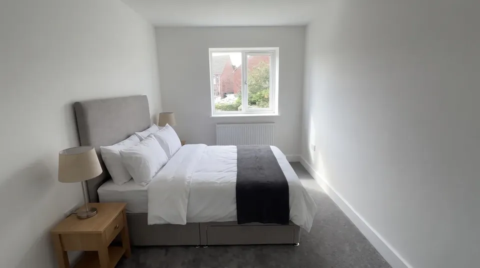 Second bedroom with a king-size bed (illustrative furnishing)