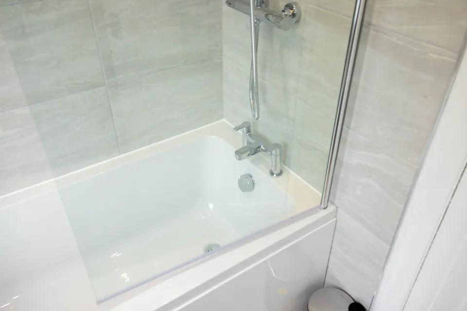 Bath with a glass screen at Sullivan Heights