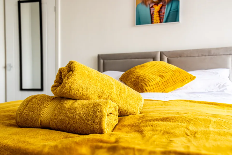Fresh towels on a double bed at Sullivan Heights